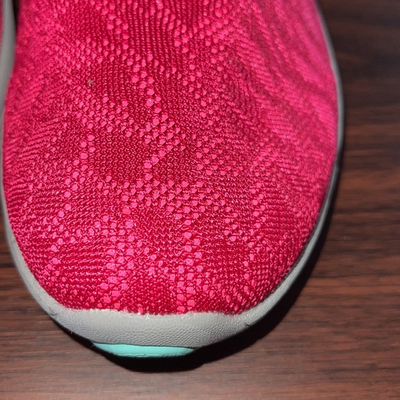 NWOB Vionic 9W hot pink slip on leisure shoe - Picture 2 of 7